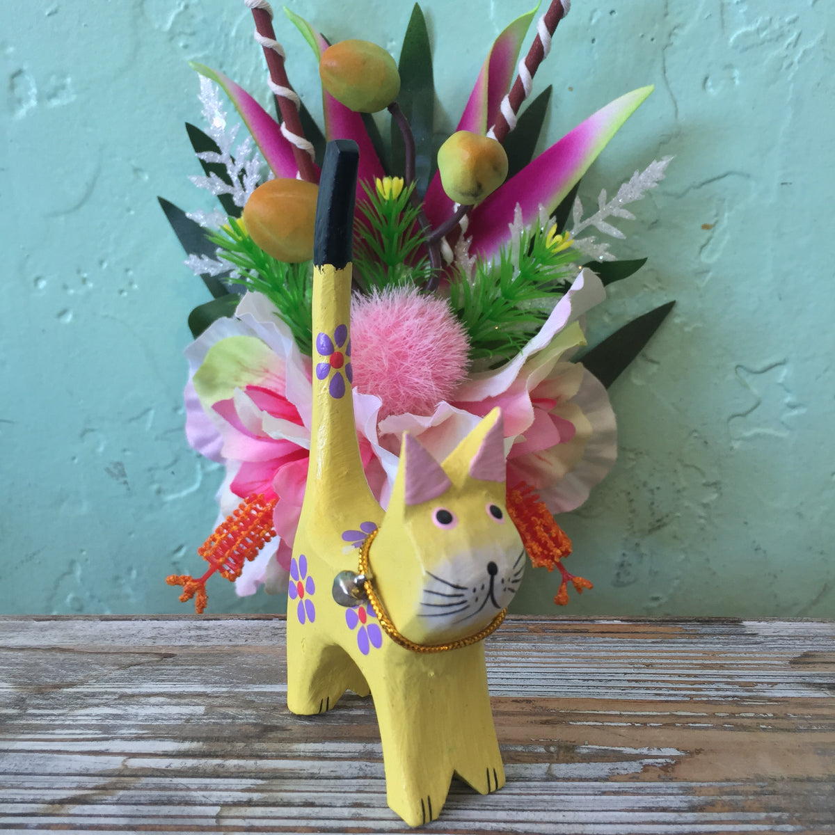 yellow painted wooden cat ring holder